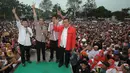 Saat orasi di Lapangan Pagaden, Subang, Jawa Barat, Jokowi didampingi dua politikus PDI Perjuangan, Maruarar Sirait dan Indra Trenggono, Selasa (17/6/14). (Liputan6.com/Herman Zakharia)