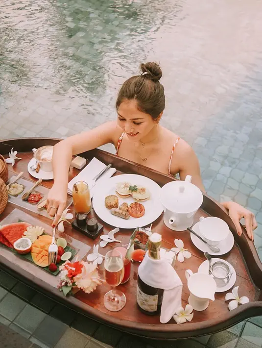 Melihat unggahan Jessica Mila, ternyata menikmati sebuah kolam renang tak hanya untuk berenang saja. Namun dalam kolam renang dapat digunakan untuk bersantai hingga menyantap makanan. (Liputan6.com/IG/@jscmila)