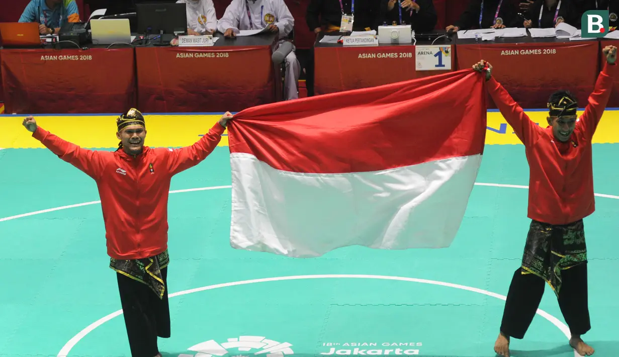 Pesilat Indonesia Hendy dan Yolla Primadona, usai menjuarai pencak silat nomor artistik ganda putra pada Asian Games di TMII, Jakarta, Senin (27/8/2018). Hendy dan Yolla mendapat mendali emas dengan nilai 580. (Merdeka.com/Arie Basuki)