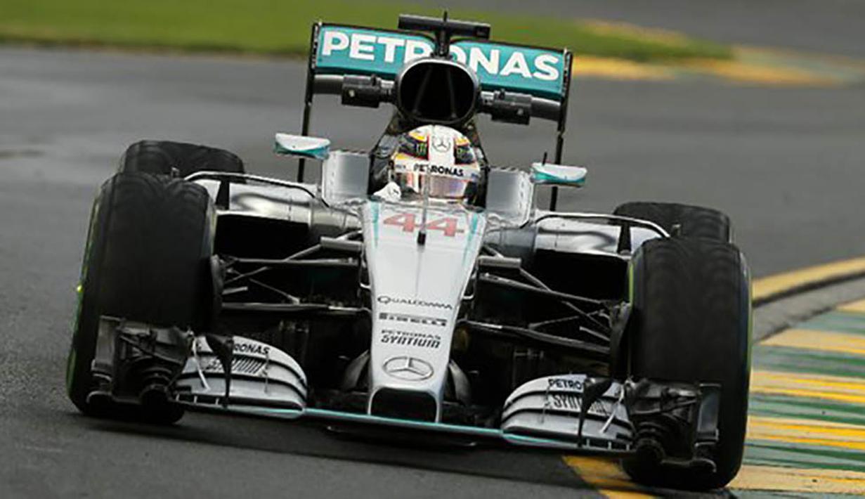 Pebalap Mercedes, Lewis Hamilton, memimpin catatan waktu tercepat pada latihan bebas sesi kedua di Sirkuit Albert Park, Australia, Jumat (18/3/2016). Hamilton membukukan catatan waktu 1 menit 38,841 detik. (Bola.com/Twitter/Formula 1)