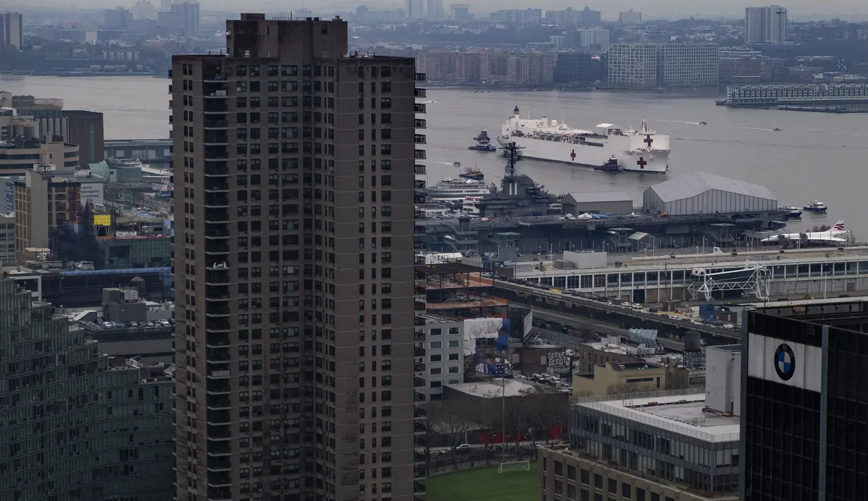 Kapal Rumah Sakit Angkatan Laut USNS Comfort melewati Sungai Hudson saat menuju New York, Amerika Serikat, Senin (30/3/2020). Hingga Selasa (31/3/2020), jumlah kasus virus corona COVID-19 di Amerika Serikat sebanyak 163.429, sebanyak 3.008 di antaranya meninggal. (AP Photo/Craig Ruttle)