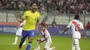 Pemain Brasil, Marquinhos, melakukan selebrasi setelah mencetak gol ke gawang Peru pada laga kualifikasi Piala Dunia 2026 zona CONMEBOL, Rabu, (13/9/2023). Tim Samba menang dengan skor tipis 1-0. (AP Photo/Martin Mejia)