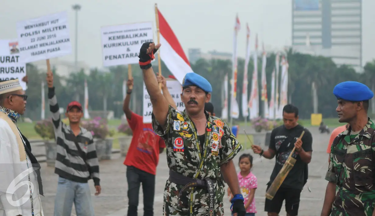 Kopral Bagyo, anggota Polisi Militer Angkatan Darat IV/Surakarta, bersiap melakukan aksi jungkir balik mengelilingi tugu Monas, Jakarta, Jumat (17/6). Aksi ini bagian dari kampanye bahaya narkoba dan HUT ke-70 POM AD. (Liputan6.com/Gempur M Surya)