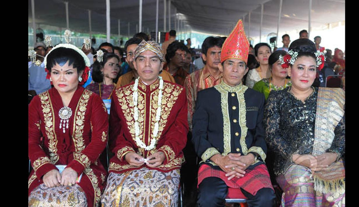 Sebanyak 5.115 pasangan pengantin se-Jabodetabek melangsungkan pernikahan massal di Istora senayan Jakarta, Rabu (28/1/2015). (Liputan6.com/Herman Zakharia)
