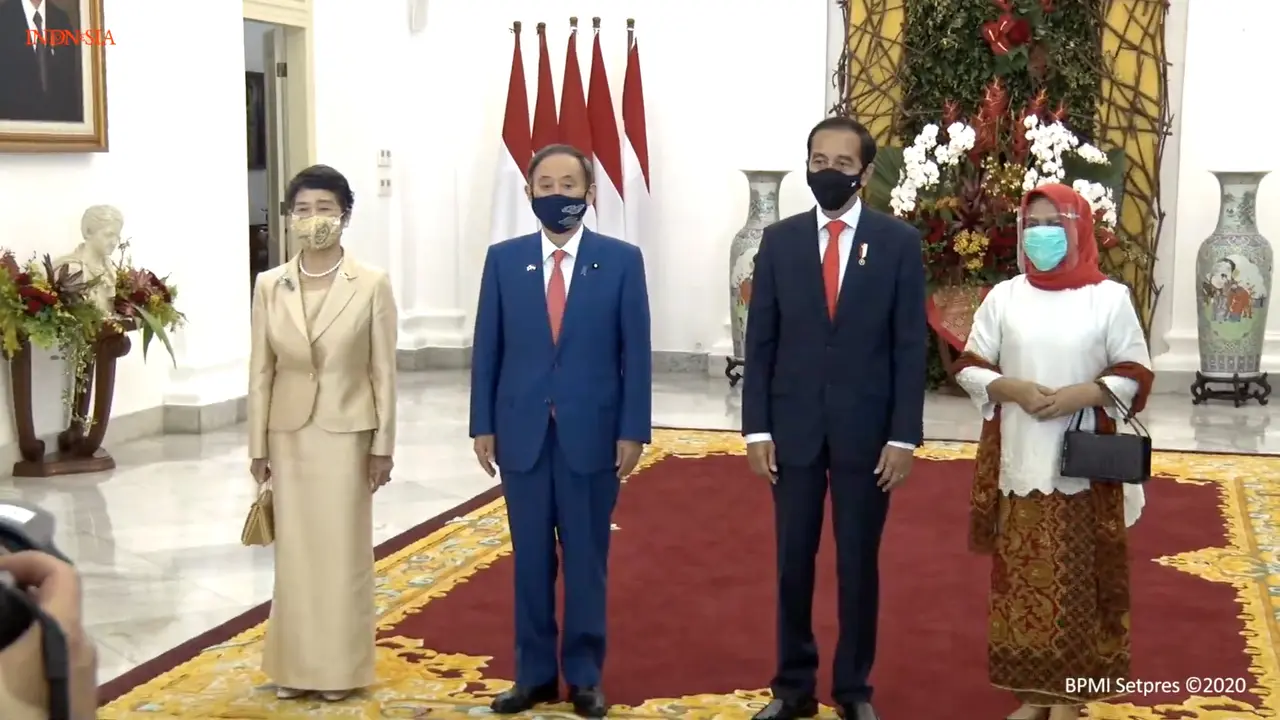 PM Suga dan Jokowi didampingi istri masing-masing dalam foto bersama di Istana Bogor, Selasa (20/10/2020).