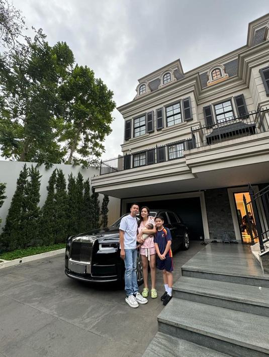 Kini Lily tinggal di rumah yang harganya Rp 80 miliar. Tak heran jika Lily dikelilingi dengan kemewahan. (Liputan6.com/IG/@raffinagita1717)