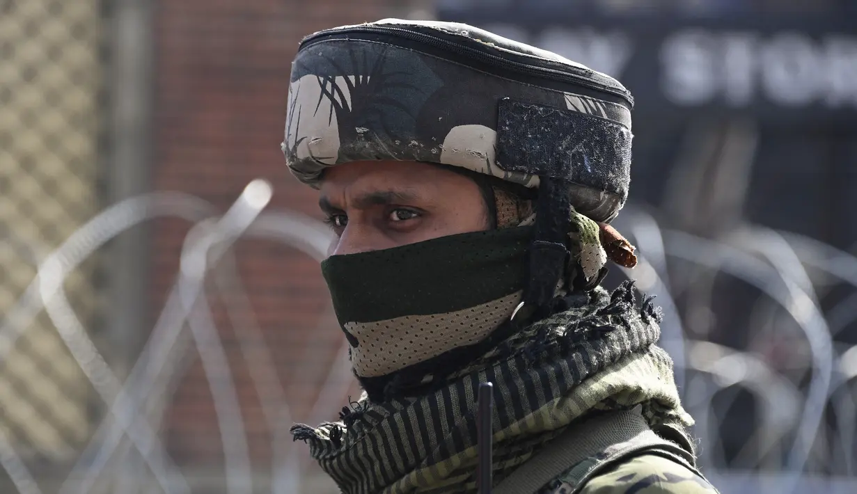 Seorang polisi paramiliter India berjaga setelah tersangka militan menembak mati lima tentara di Srinagar (12/10/2021). Setidaknya lima tentara India dan dua kelompok militan tewas dalam bentrokan di wilayah Kashmir yang dikelola India pada Senin (11/10). (AFP/Tauseef Mustafa)