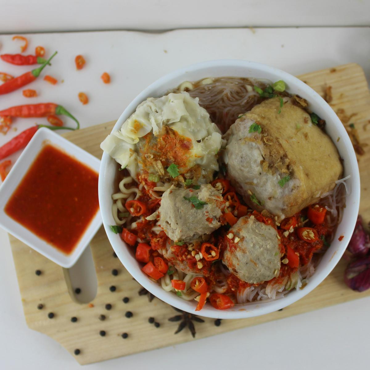 ilustrasi bakso kuah pedas