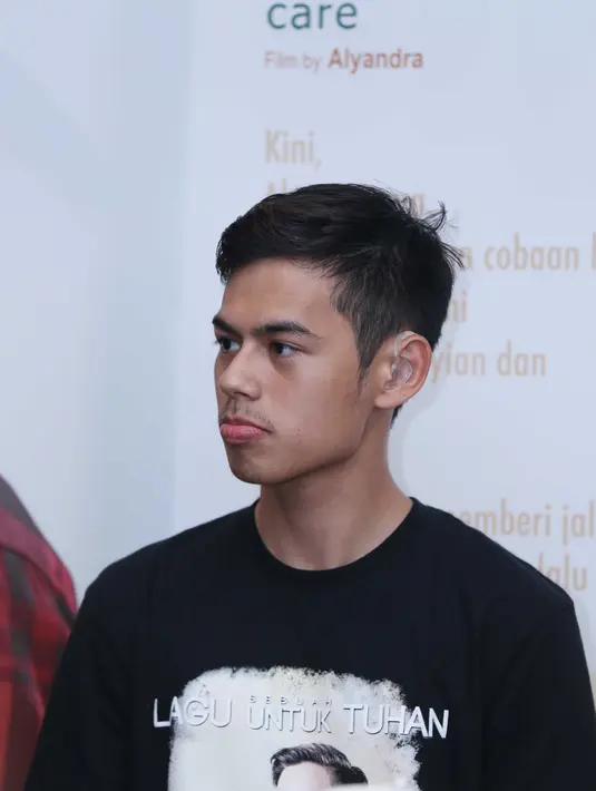 Panji Surya pun berharap untuk ke depannya agar TV nasional dan film nasional menyediakan bahasa isyarat. “Ini harapan baru bagi kami,” ujar Panji Surya penuh harap. (Nurwahyunan/Bintang.com)