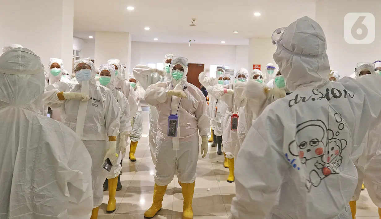 Tenaga Kesehatan melakukan persiapan di RSDC Wisma Atlet, Jakarta, Selasa (26/1/2021). Data Satgas Covid-19 per Selasa (26/1) mencatat kasus COVID-19 di Indonesia bertambah 13.094 orang sehingga total menyentuh angka satu juta, tepatnya 1.012.350. (Liputan6.com/Herman Zakharia)