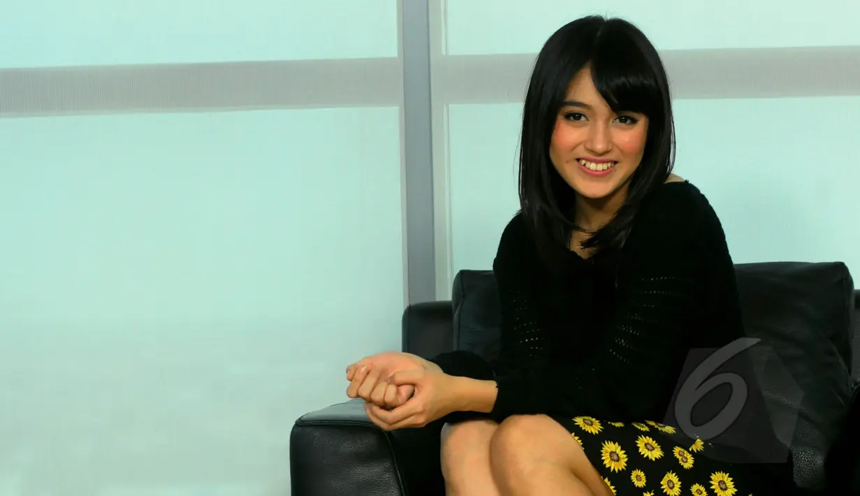 Personel JKT48 yang bernama lengkap Nabilah Ratna Ayu Azalia ini ternyata juga mempunyai gigi gingsul yang menambah manis senyumannya. Foto diambil di redaksi Liputan6.com, SCTV Tower, Senayan, Jakarta pada Selasa (14/4/2015). (Liputan6.com/Faisal R Syam)