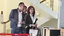 Dokter Sonia Wibisono menyapa seusai menjalani pemeriksaan di gedung KPK Jakarta, Jumat (26/1). Pemeriksaan terhadap Sonia dilakukan dalam rangka mencari tahu tentang penggunaan kekayaan Rita untuk perawatan kecantikan. (Liputan6.com/Herman Zakharia)