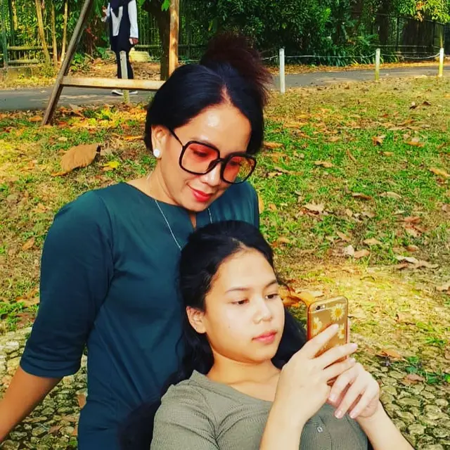 Jarang Terekspos, Ini 6 Potret Cantik Jessi Putri Adik Jefri Nichol