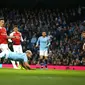 Striker Manchester City, Sergio Aguero menyundul bola saat mencetak gol ke gawang Arsenal pada Premier League di Stadion Etihad, Manchester, Inggris, Minggu (3/2). Manchester City menang 3-1 atas Arsenal. (AP Photo/Dave Thompson)