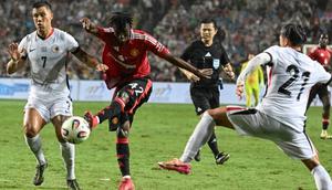 Sekou Kone (tengah) dari Manchester United melepaskan tembakan ke gawang Hong Kong dalam pertandingan persahabatan ekshibisi di Stadion Hong Kong pada 30 Mei 2025. (Peter PARKS/AFP)