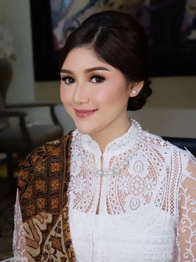 Erina Gudono Tampil Elegan dengan Paduan Lace Putih dan Perhiasan Mutiara di Acara Lamaran Sepupunya