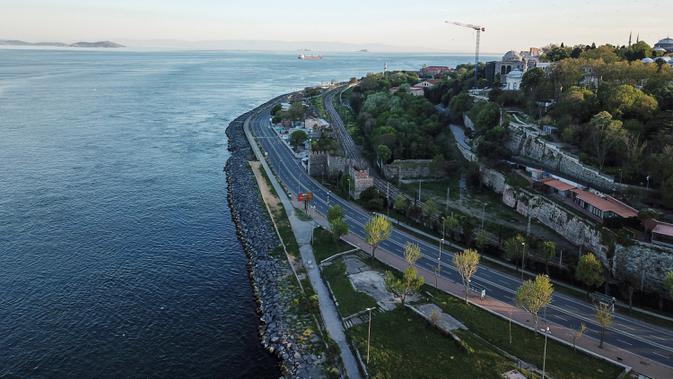 Pandangan dari udara yang diambil pada 9 Mei 2020, menunjukkan jalan kosong menuju Eminonu dekat Selat Bosphorus selama penerapan jam malam dua hari untuk mencegah penyebaran covid-19 di Istanbul. (Photo by Ozan KOSE / AFP)