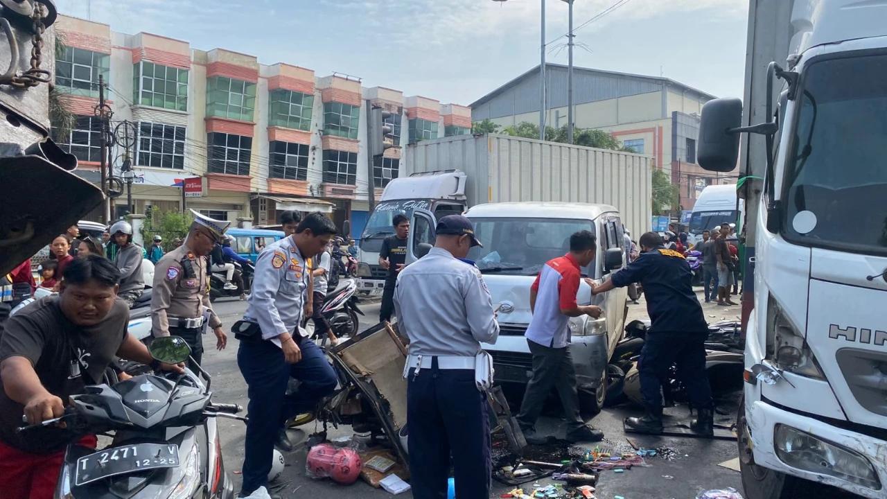 Tabrakan Beruntun di Lampu Merah Dawuan Cikampek, 2 Tewas 5 Luka