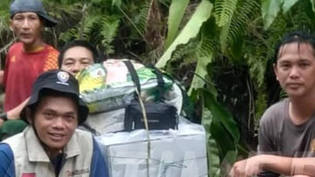 Perjuangan Polisi & TNI Susuri Hutan dengan Jalan Terjal 11 Jam Demi Kawal Kotak Suara