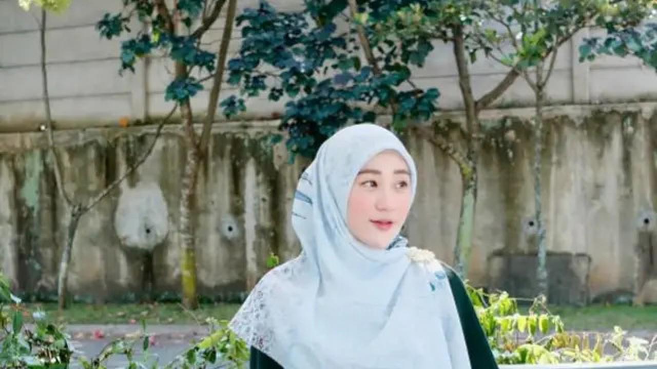 Potret Larissa Chou dengan Hijab Motif, Inspirasi Gaya Muslimah 2025 untuk Ibu Muda