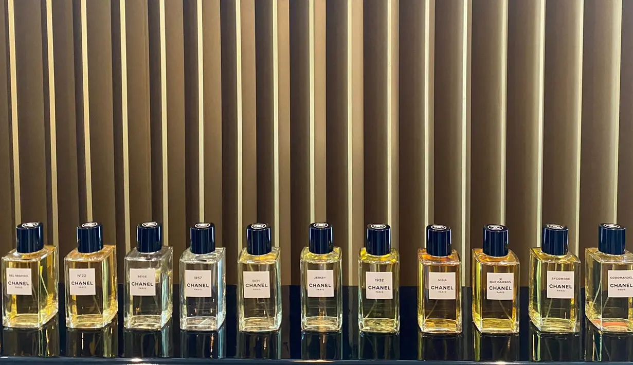 <p>Dari workshop ini diharapkan para pelanggan dapat lebih mengenal aroma yang cocok untuk dirinya. Ada juga beberapa info yang menjadi catatan penting. Seperti, kondisi permukaan kulit tubuh yang kering tidak dapat menyerap aroma wewangian dengan maksimal. Sehingga kita wajib menjaga kelembapan area tubuh sebelum menyemprotkan parfum, agar aromanya bertahan lebih lama. Menarik bukan? / Foto: Adinda Tri Wardhani - Fimela.com.</p>
