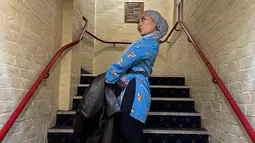 Zara mengenakan celana panjang hitam yang dipadukan dengan baju biru dan jilbab abu-abu saat nonton musikal Aladdin di The Empire Theatre. (Foto: Instagram/ camilliazr)