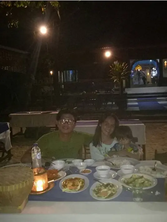 Setelah itu, Chairunnisa alias Caca, mantan istri Andhika Kangen band kembali mengunggah foto bersamanya saat sedang di Jimbaran Bali. Dalam unggahan lain terlihat kue ulang tahun buah hatinya. (Instagram/chacaa22)