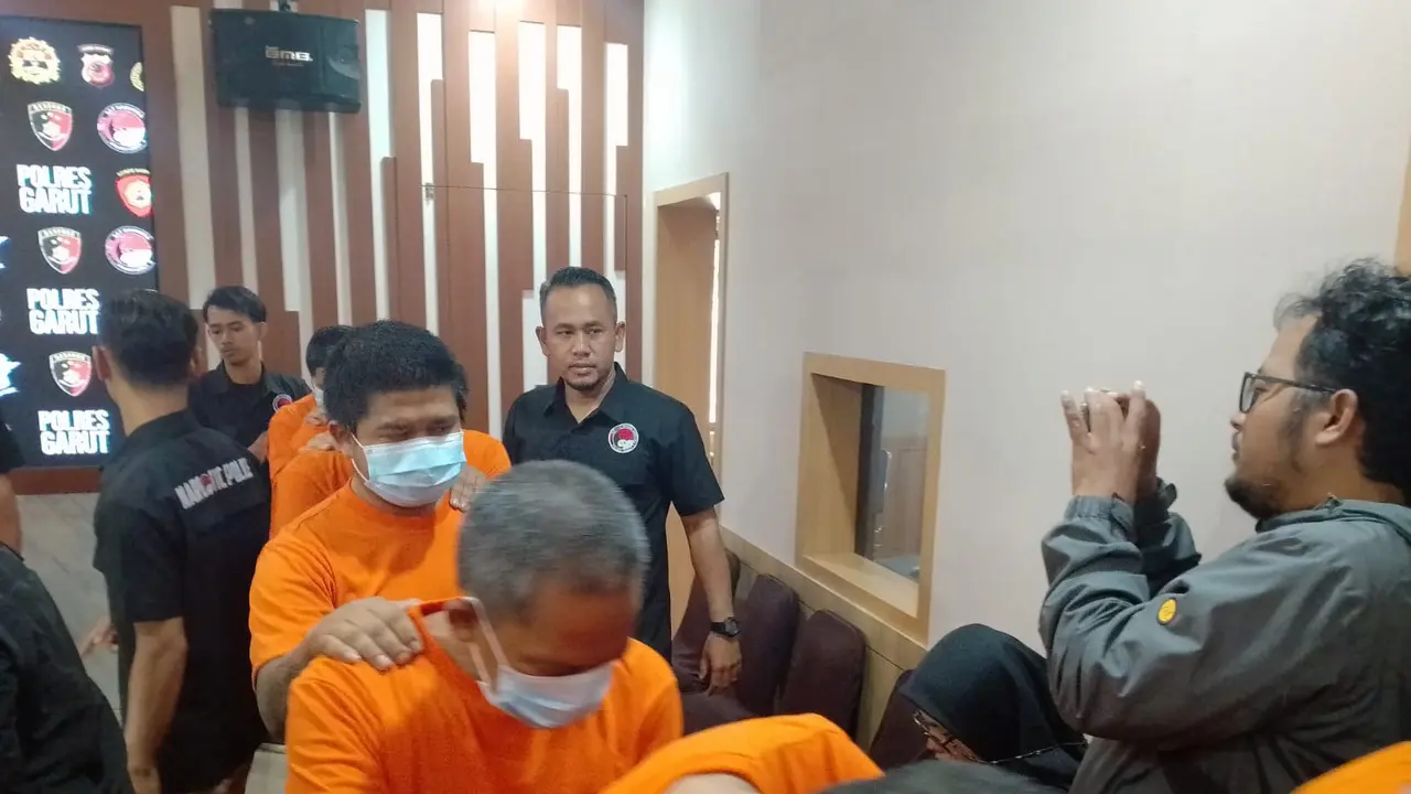 Puluhan pelaku peredaran narkotika, psikotropika yang ditunjukan di depan media dalam rilis kasus di Mapolres Garut, Jumat (8/3/2024) (Liputan6.com/Jayadi Supriadin)