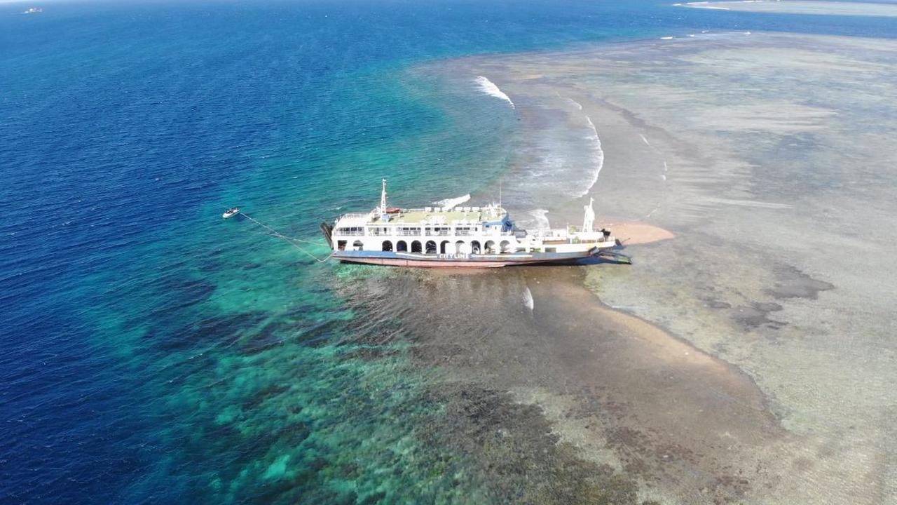 Kapal ferry yang kandas di Gosong Gili Kapal, perairan Selat Alas bagian utara, Kabupaten Lombok Timur, NTB. (Dok KKP)