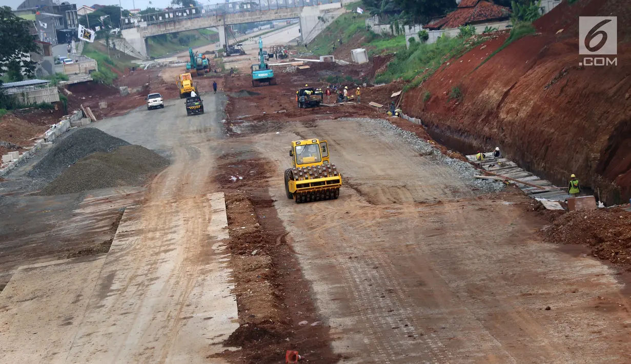 Suasana pengerjaan salah satu ruas jalan tol yang melintasi Kota Depok, Jawa Barat, Selasa (9/4). Jalan tol ini masuk dalam Proyek Tol Cijago Seksi II dengan panjang 5,5 kilometer yang menghubungkan Jalan Raya Bogor hingga Kukusan pengerjaannya mencapai 99 persen. (Liputan6.com/Helmi Fithriansyah)