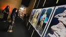 Pengunjung menikmati proyeksi visual dan teater imersif yang menghadirkan sejarah Candi Borobudur melalui teknologi. (KLY/Budy Santoso)