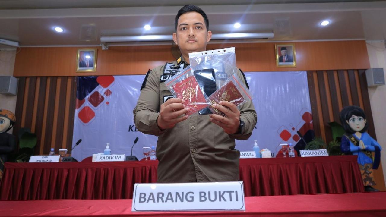 Verico melanjutkan, tim imigrasi juga bertemu dengan AP selaku penjamin. AP merupakan adik kandung dari S.