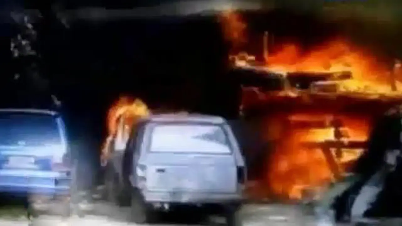 Kebakaran Bengkel di Jambi Hanguskan 7 Unit Mobil