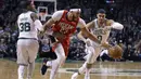 Pemain New Orleans Pelicans, Anthony Davis (23) melewati adangan pemain Boston Celtics pada laga NBA basketball game di TD Garden, Boston, (16/1/2018). Celtics kalah 113-116. (AP/Charles Krupa)
