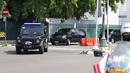 Iring-iringan mobil yang membawa Barack Obama dan keluarganya meninggalkan Hotel Mandarin Oriental menuju Bandara Halim Perdanakusuma, Jakarta, Minggu (2/7). Dari Indonesia, Obama akan terbang menuju Seoul di Korea Selatan. (Liputan6.com/Angga Yuniar)