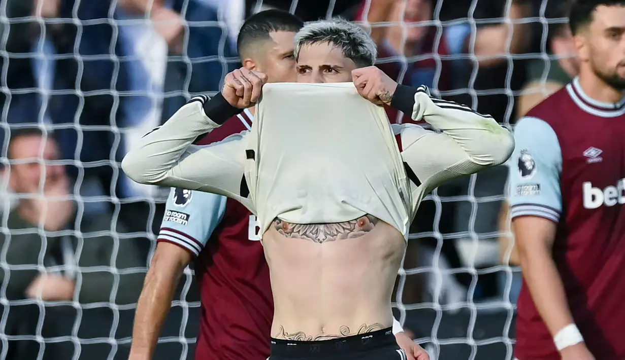Pemain Manchester United, Alejandro Garnacho, tampak kecewa setelah ditaklukkan West Ham United pada laga pekan ke sembilan Liga Inggris di Stadion London, Minggu (27/10/2024). Setan Merah tumbang dengan skor 1-2. (AFP/Glyn Kirk)
