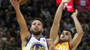 Aksi pemain Warriors, Stephen Curry (30) melakukan lays up melewati adangan peemain Utah Jazz, Raul Neto pada lanjutan NBA basketball game di Vivint Smart Home Arena, Salt Lake City, (30/1/2018). Utah menang 129-99. (AP/Rick Bowmer)