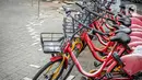 Deretan sepeda sewa yang terbengkalai terparkir di Pasar Baru, Jakarta, Rabu (30/11/2022). Dinas Perhubungan DKI Jakarta akan menarik 218 unit sepeda sewa di 67 titik tambat di Ibu Kota secara bertahap karena kesulitan pendanaan dari operator. (Liputan6.com/Faizal Fanani)
