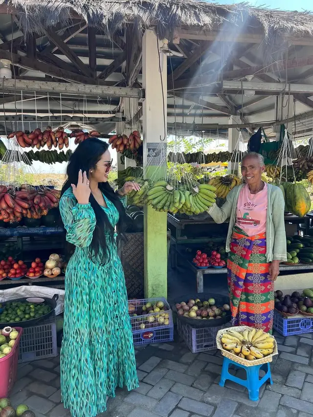 Gaya Kris Dayanti Pakai Dress Hijau