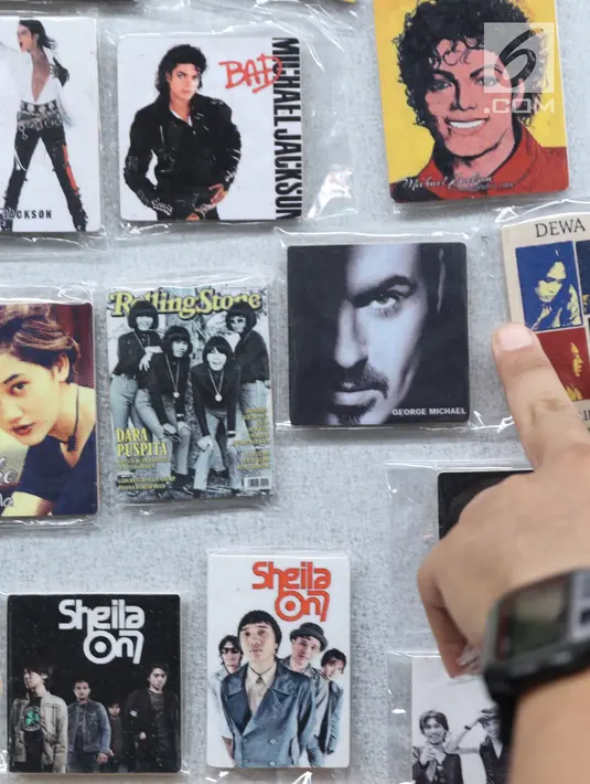 Pengunjung melihat-lihat stiker bergambar artis era lalu saat gelaran The 90’s Festival di Gambir Expo Kemayoran, Jakarta, Sabtu (10/11). The 90’s Festival kali ini merupakan yang keempat. (Liputan6.com/Helmi Fithriansyah)