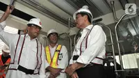 Menteri Perhubungan Budi Karya Sumadi bersama Menko Kemaritiman Luhut Binsar Panjaitan saat mengunjungi kereta LRT Jabodebek yang baru tiba di Stasiun Harjamukti, Cibubur, Minggu (13/10/2019). (merdeka.com/Iqbal S Nugroho)