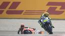 6. Pebalap Italia, Valentino Rossi, terlibat clash dengan pebalap Spanyol, Marc Marquez, di Sirkuit Sepang, Malaysia. Rossi dianggap bersalah karena menjatuhkan Marquez dan dijatuhi hukuman tiga poin. (Crash.net)