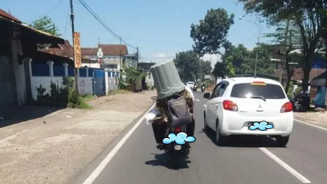 6 Aksi Nyeleneh Orang Pakai Helm dari Ember Ini Bikin Ngakak