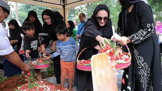 [Bintang] Pemakaman Ayah Kiki Amalia