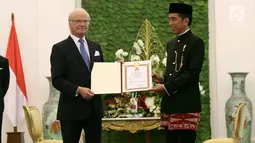 Presiden Jokowi memberikan penghargaan Bintang Republik Indonesia kepada Raja Swedia Carl XVI saat kunjungan kenegaraan di Istana Bogor, Senin (22/5). Ini merupakan kunjungan kenegaraan Raja Swedia pertama kalinya ke Indonesia. (Liputan6.com/Angga Yuniar)
