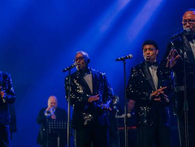 Grup vokal The Temptations Revue ft. Glenn Leonard menyemarakkan panggung BNI Java Jazz Festival 2022 pada hari terakhir gelaran di Jakarta International Expo, Kemayoran, Jakarta Pusat, Minggu (29/5/2022). The Temptations Revue ft. Glenn Leonard tampil dengan lagu-lagu legendaris mereka beserta koreografi dan gaya khasnya. (Liputan6.com/Faizal Fanani)