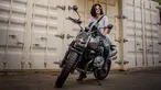 Walaupun punya hobi mengendarai motor seperti laki-laki, Nabila juga bisa tampil cantik memesona. Banyak yang bilang Nabila Putri punya tubuh yang indah dan body goals banget, bikin para cewek iri. (Liputan6.com/IG/@nabilabylla)