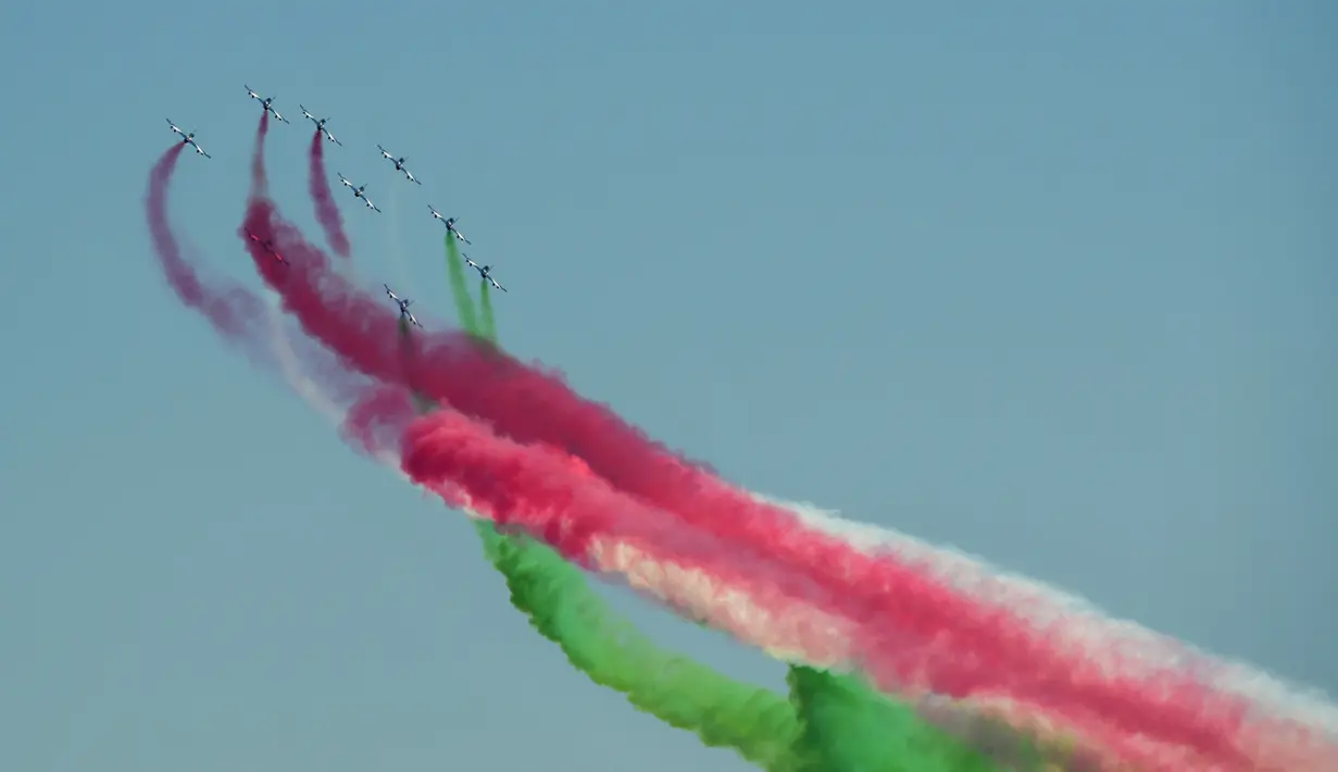 Atraksi unit aerobatik Angkatan Udara Italia Frecce Tricolori di atas udara di Roma, Italia (2/6). Atraksi ini digelar setiap tahunnya untuk perayaan Hari Republik Italia. (AFP Photo/Marie Laure Messana)