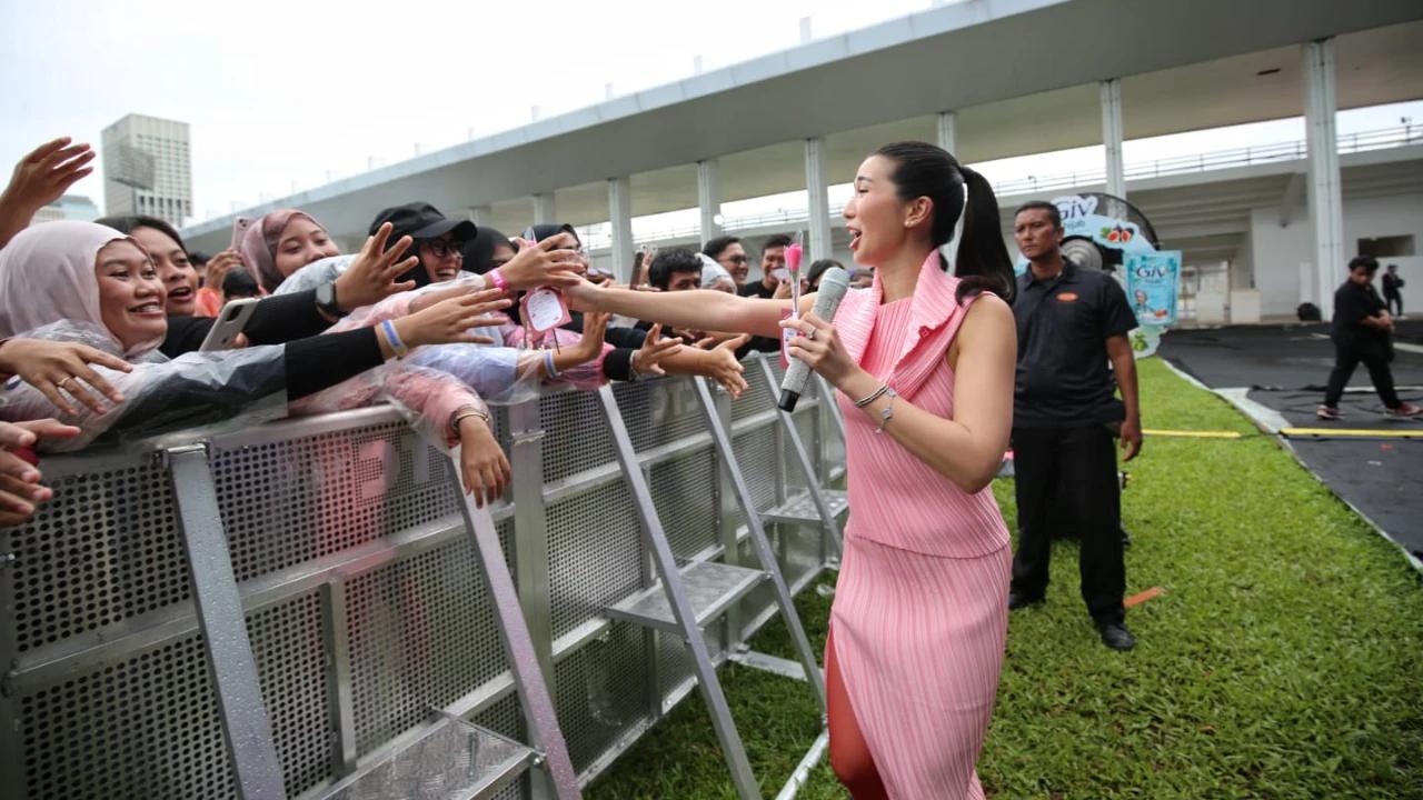 FOTO: Penyanyi Christie Curi Perhatian di KLBB 2026 Lewat Aksi Spontan Turun Panggung
