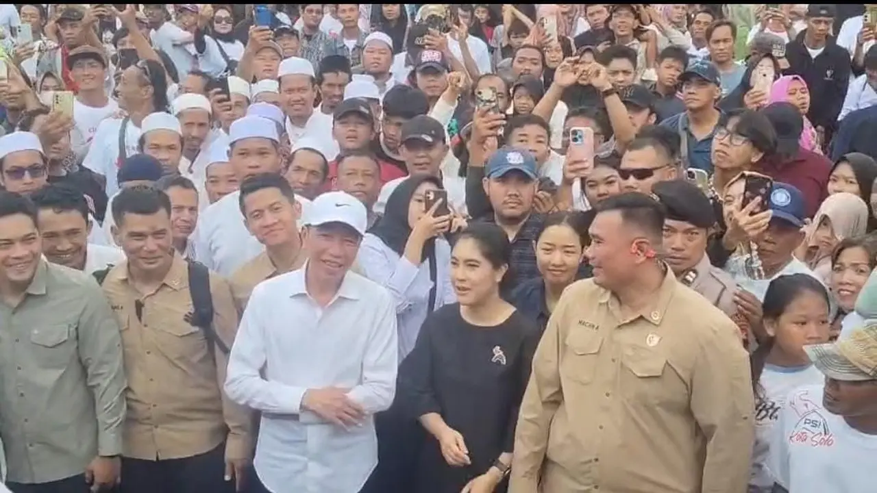 Presiden RI ke-7 Jokowi hadir dalam kegiatan Kirab Budaya yang digelar Partai Solidaritas Indonesia (PSI) di Tegal. (Istimewa)